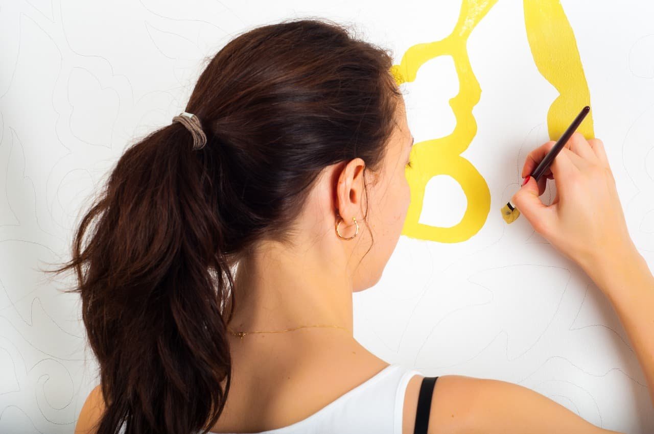 Pintando dibujo en la pared