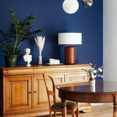 El color azul en las paredes y la decoración de interiores