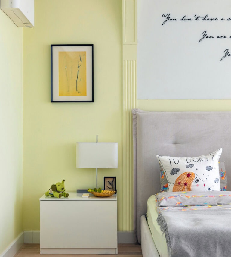 Dormitorio con paredes en color amarillo pastel