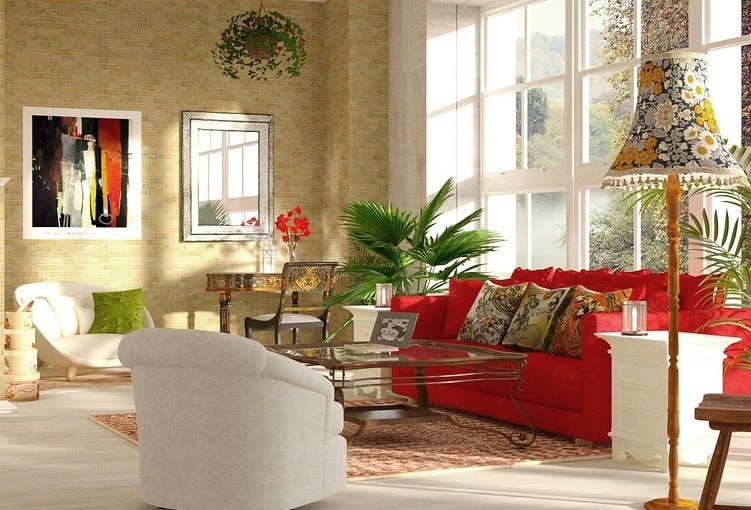 Sofá rojo en sala amplia y luminosa