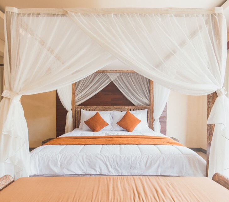 Dormitorio con detalles en naranja