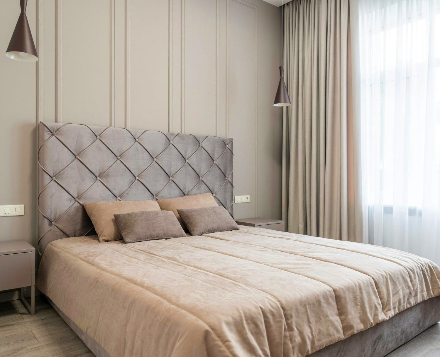 Dormitorio monocromático decorado en colores beiges
