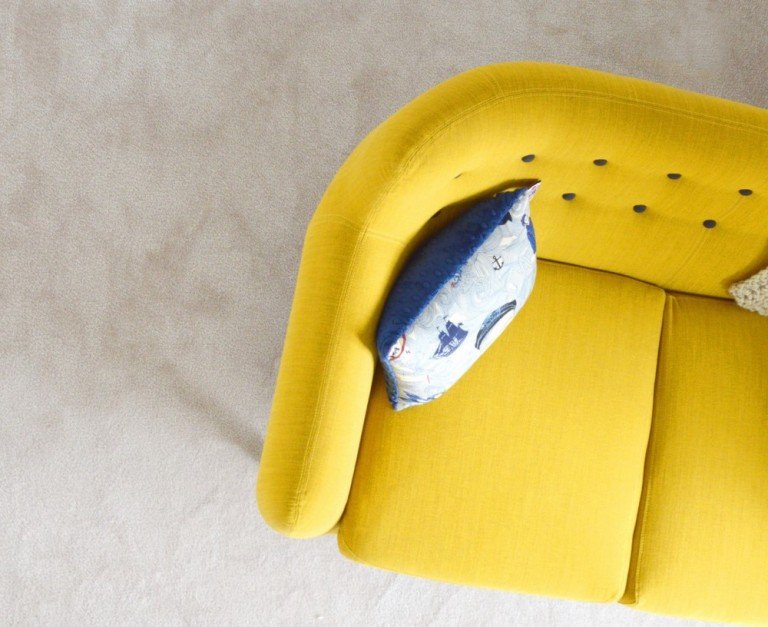 Sofa pequeño amarillo