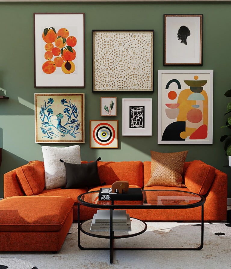Sala con un sofá de color naranja ladrillo, y una pared verde musgo apagado