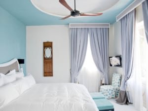 Dormitorio color azul cielo y blanco