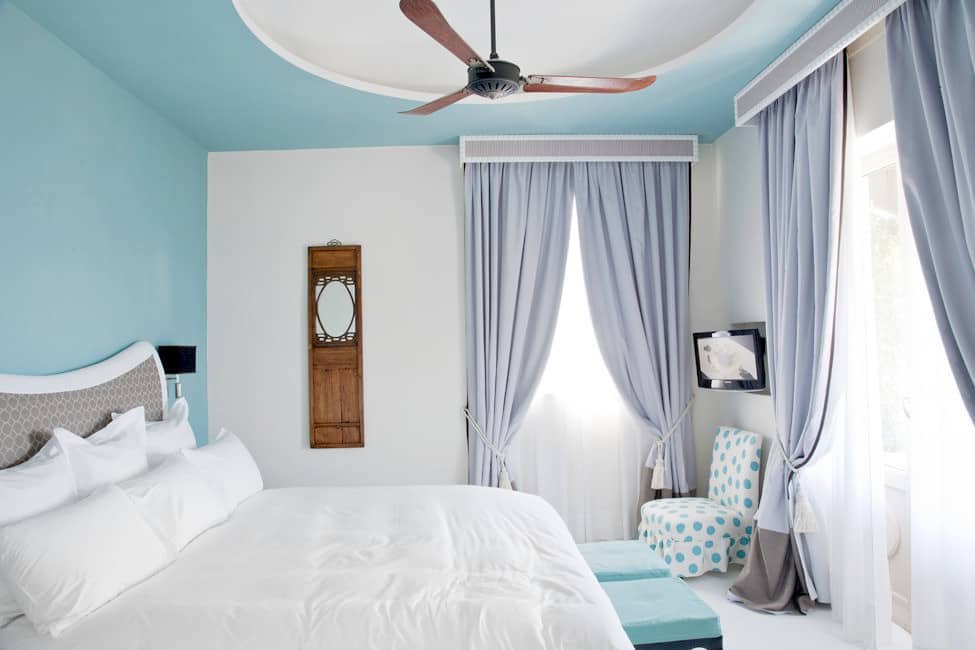 Dormitorio color azul cielo y blanco