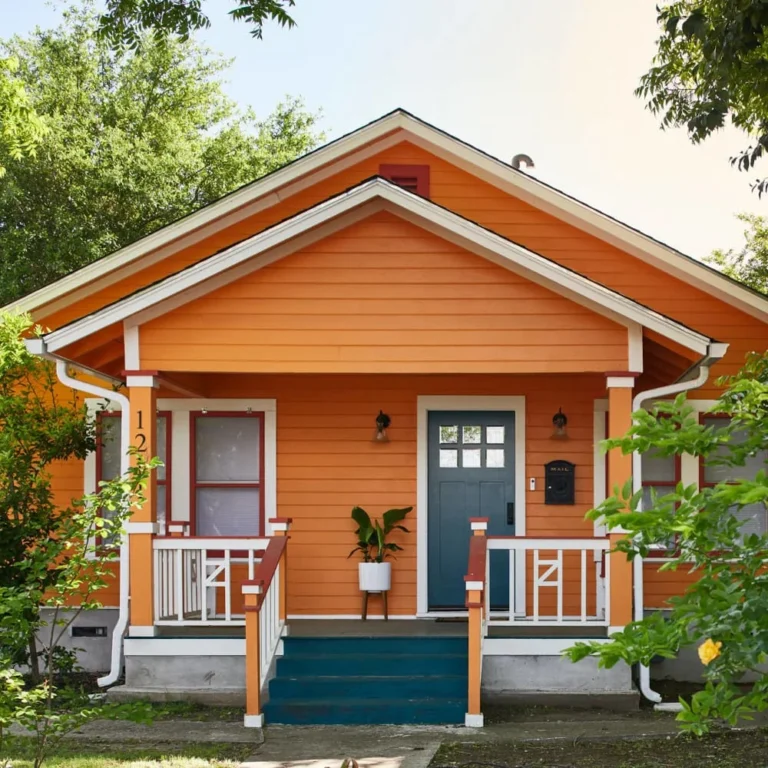 Pintura de casa pequeña de madera color naranja