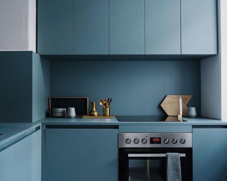 Cocina de muebles y revestimientos azul acero, uno de los mejores colores para una cocina moderna