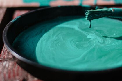 Colores de pintura verdes azulados y turquesas