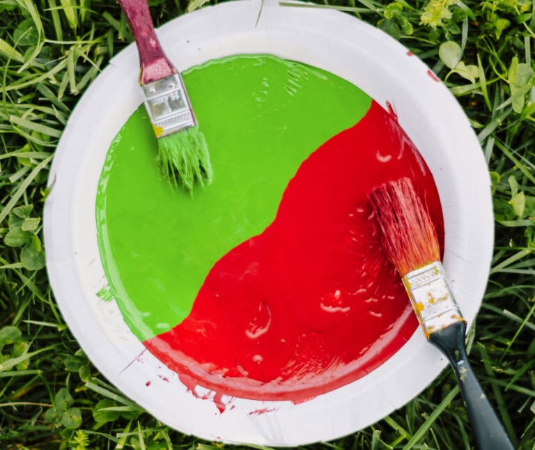 Plato con pintura verde y roja