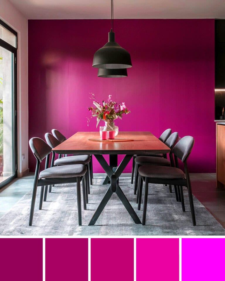 Comedor moderno con una pared de color magenta oscuro