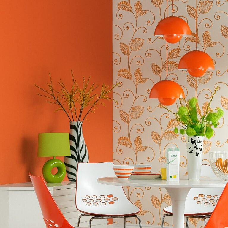 Pared de comedor naranja en combinacion con blanco
